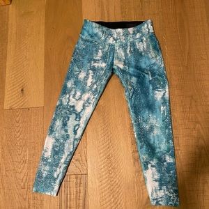 Saucony scoot crop 2.0 size xs running pants. Good condition.